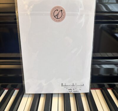 dos "Mlle Z." dessin original Zumba au sol, dessin de la collection ABCD(h)air.E chez © Les P'tits Q libérés by Mademoiselle Louison® dos "Mlle Z." dessin original Zumba au sol, dessin de la collection ABCD(h)air.E chez © Les P'tits Q libérés by Mademoiselle Louison®