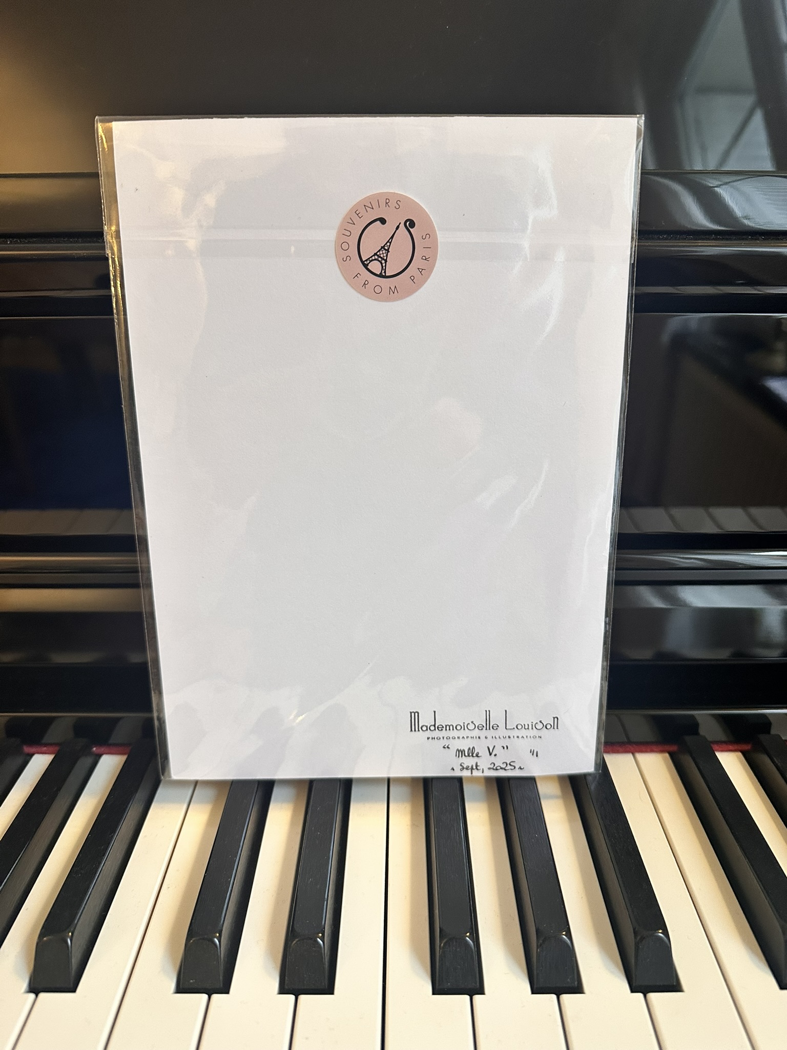 dos "Mlle Z." dessin original Zumba au sol, dessin de la collection ABCD(h)air.E chez © Les P'tits Q libérés by Mademoiselle Louison®